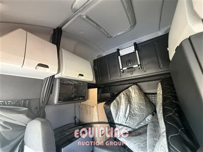 2019 Freightliner CASCADIA 6X4 T/A SLEEPER TRUCK