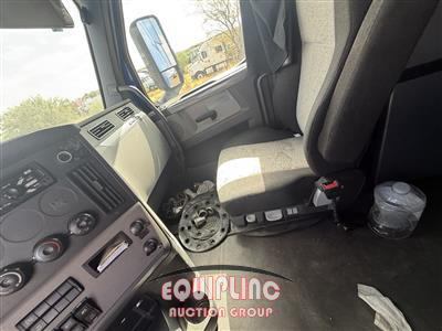 2019 Freightliner CASCADIA 6X4 T/A SLEEPER TRUCK