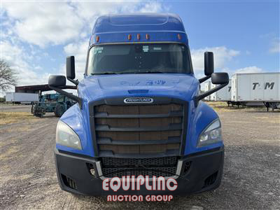 2019 Freightliner CASCADIA 6X4 T/A SLEEPER TRUCK