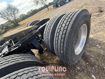 2019 Freightliner CASCADIA 6X4 T/A SLEEPER TRUCK