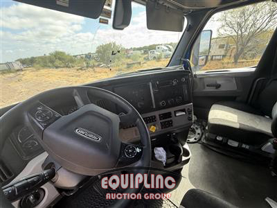2019 Freightliner CASCADIA 6X4 T/A SLEEPER TRUCK