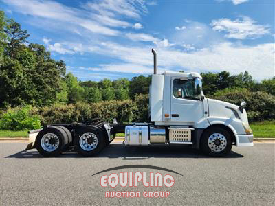 2014 Volvo VNL64T300 6X4 T/A DAY CAB TRUC