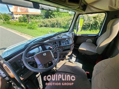 2014 Volvo VNL64T300 6X4 T/A DAY CAB TRUC