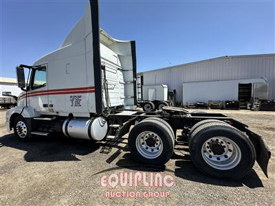 2016 Volvo VNL 6X4 T/A SLEEPER TRUCK TRAC