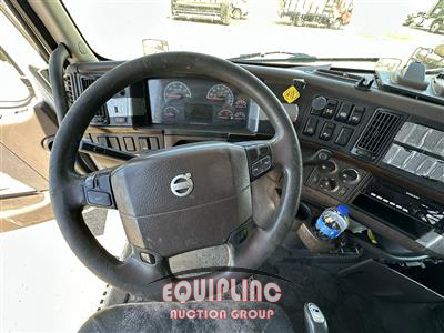 2016 Volvo VNL 6X4 T/A SLEEPER TRUCK TRAC