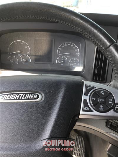 2021 Freightliner CASCADIA 6X4 T/A SLEEPER TRUCK