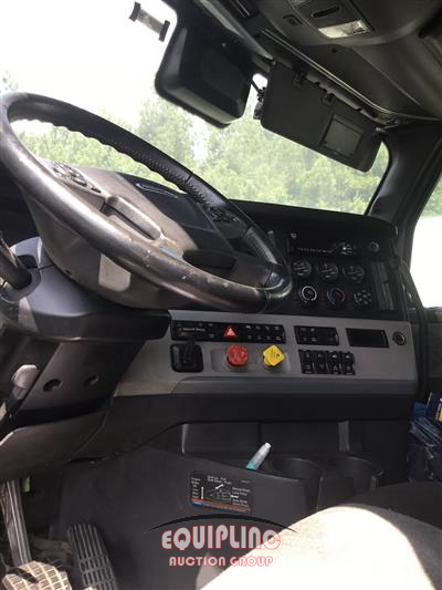 2021 Freightliner CASCADIA 6X4 T/A SLEEPER TRUCK