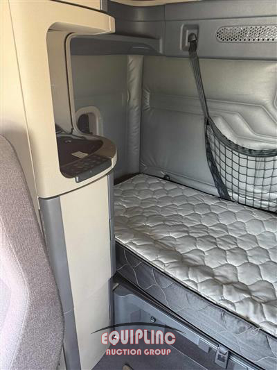 2018 Freightliner CASCADIA 6X4 CA113SLP T/A MID 