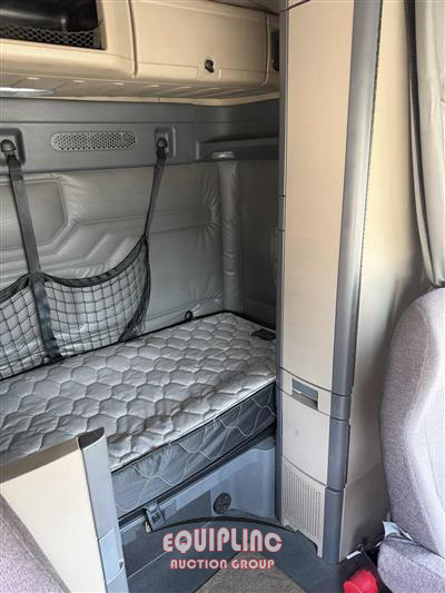 2018 Freightliner CASCADIA 6X4 CA113SLP T/A MID 
