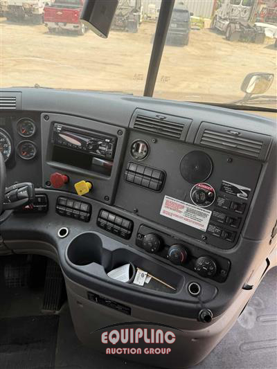 2018 Freightliner CASCADIA 6X4 CA113SLP T/A MID 