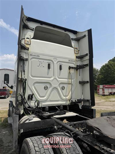 2018 Freightliner CASCADIA 6X4 CA113SLP T/A MID 