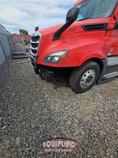 2021 Freightliner CASCADIA 6X4 T/A SLEEPER TRUCK