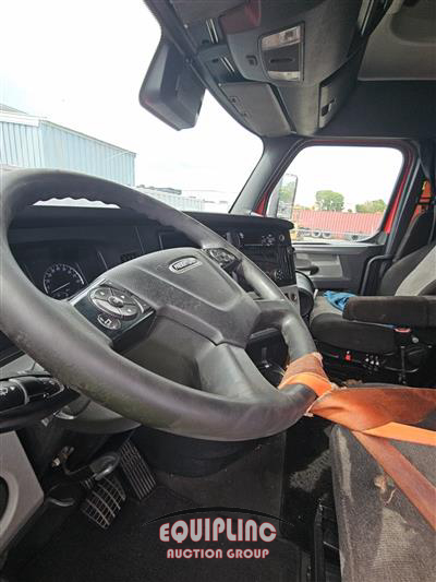 2021 Freightliner CASCADIA 6X4 T/A SLEEPER TRUCK