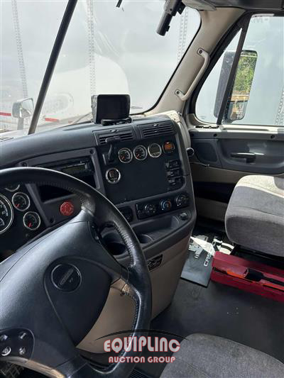 2016 Freightliner CASCADIA 6X4 T/A DAY CAB TRUCK