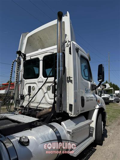 2012 Freightliner CASCADIA 4X2 S/A DAY CAB TRUCK