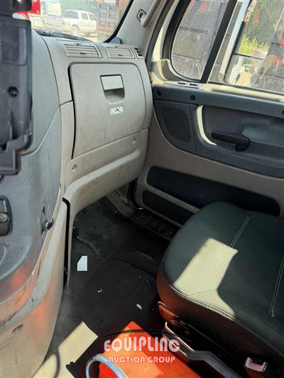 2012 Freightliner CASCADIA 4X2 S/A DAY CAB TRUCK