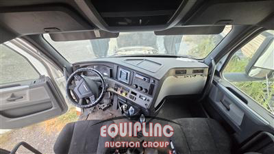 2020 Freightliner CASCADIA 6X4 T/A SLEEPER TRUCK