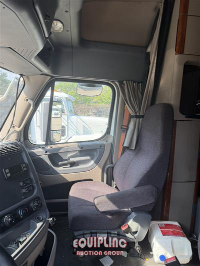 2017 Freightliner CASCADIA 6X4 T/A SLEEPER TRUCK