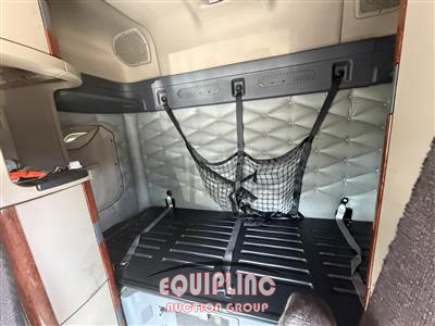 2017 Freightliner CASCADIA 6X4 T/A SLEEPER TRUCK