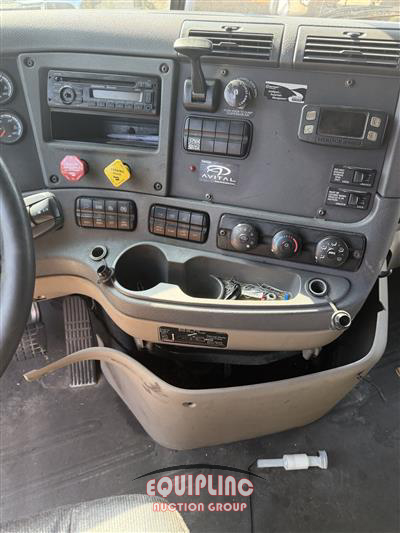 2017 Freightliner CASCADIA 6X4 T/A SLEEPER TRUCK