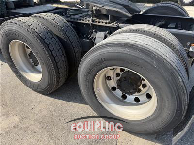 2017 Freightliner CASCADIA 6X4 T/A SLEEPER TRUCK