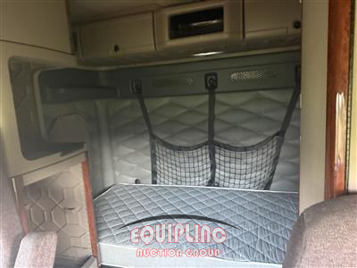 2017 Freightliner CASCADIA 6X4 T/A SLEEPER TRUCK