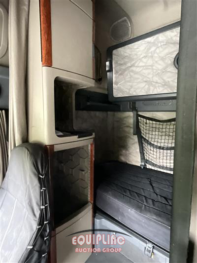 2018 Freightliner CASCADIA 6X4 T/A SLEEPER TRUCK