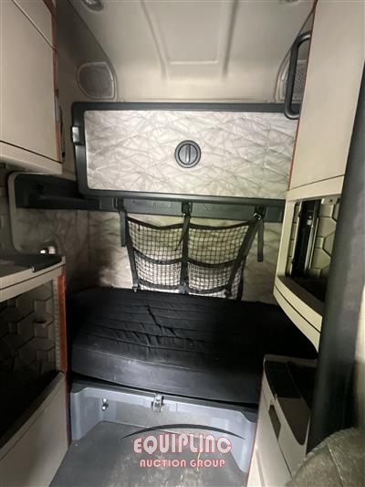 2018 Freightliner CASCADIA 6X4 T/A SLEEPER TRUCK