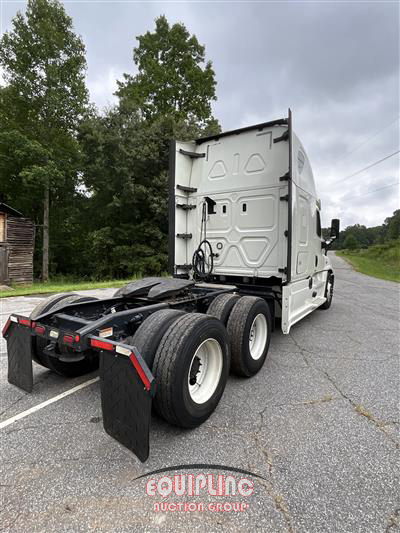 2018 Freightliner CASCADIA 6X4 T/A SLEEPER TRUCK