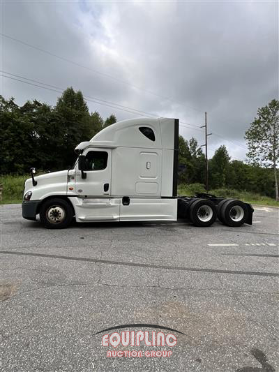 2018 Freightliner CASCADIA 6X4 T/A SLEEPER TRUCK