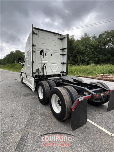 2018 Freightliner CASCADIA 6X4 T/A SLEEPER TRUCK