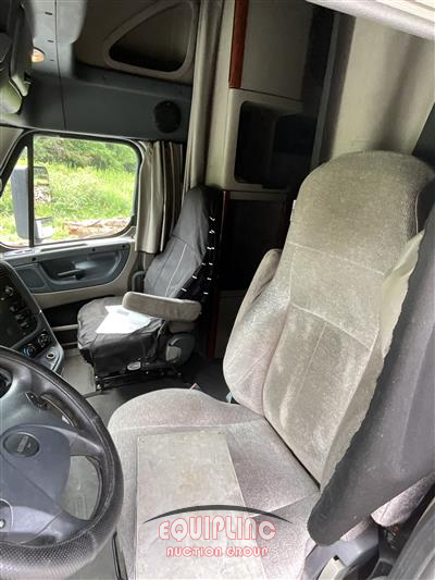 2018 Freightliner CASCADIA 6X4 T/A SLEEPER TRUCK