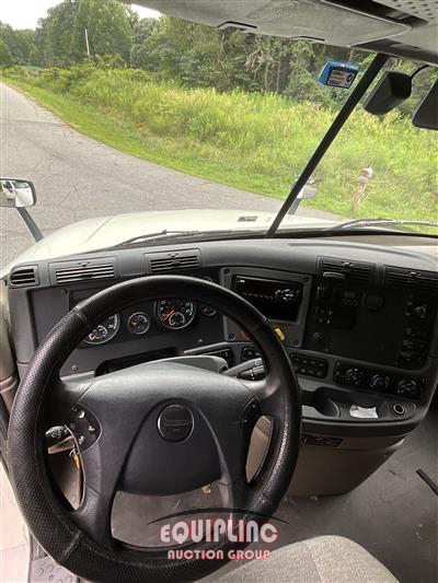 2018 Freightliner CASCADIA 6X4 T/A SLEEPER TRUCK