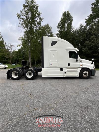 2018 Freightliner CASCADIA 6X4 T/A SLEEPER TRUCK