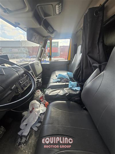 2019 International 4300 4X2 S/A 26FT NON CDL BOX 