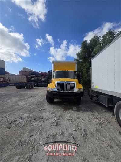 2019 International 4300 4X2 S/A 26FT NON CDL BOX 