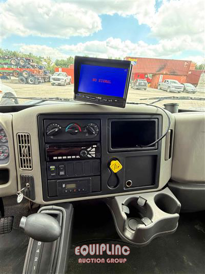 2015 International 4300 4X2 S/A 26FT NON CDL BOX 
