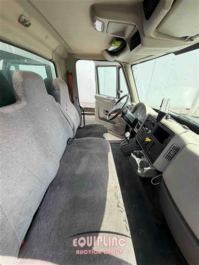2015 International 4300 4X2 S/A 26FT NON CDL BOX 