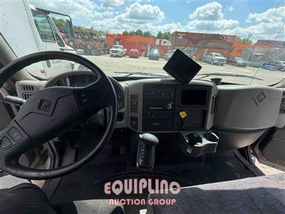 2015 International 4300 4X2 S/A 26FT NON CDL BOX 