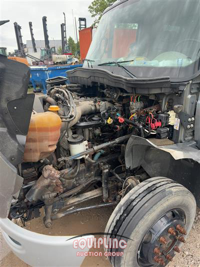 2015 International 4300 4X2 S/A 26FT NON CDL BOX 