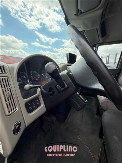 2015 International 4300 4X2 S/A 26FT NON CDL BOX 
