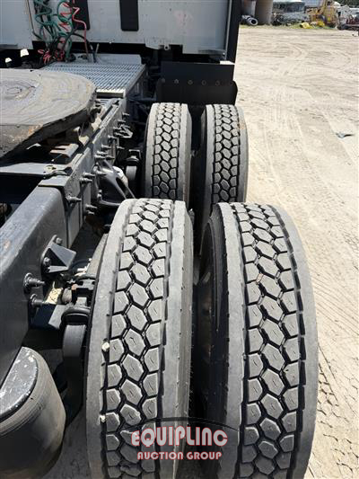2020 Peterbilt 579 6X4 T/A SLEEPER TRUCK TRAC