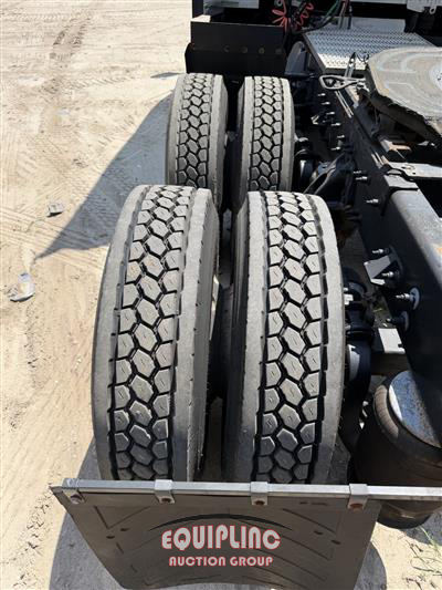 2020 Peterbilt 579 6X4 T/A SLEEPER TRUCK TRAC