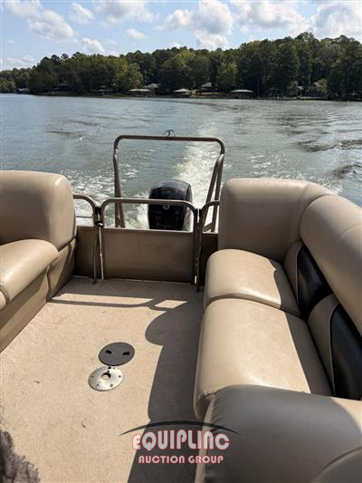 2015 BENTLEY PONTOON BOAT
