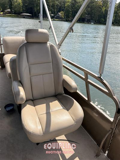 2015 BENTLEY PONTOON BOAT