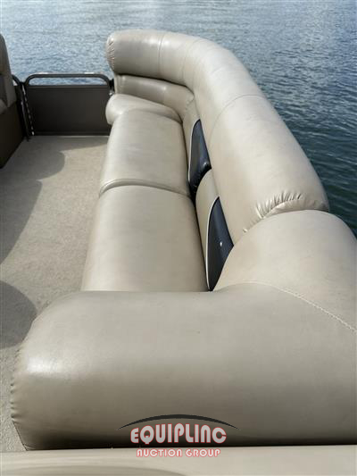 2015 BENTLEY PONTOON BOAT