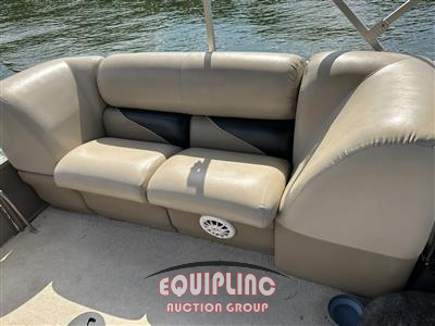2015 BENTLEY PONTOON BOAT