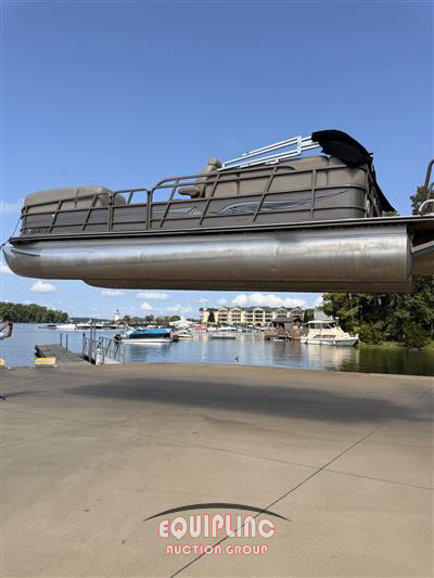 2015 BENTLEY PONTOON BOAT