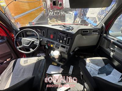2019 Freightliner CASCADIA 6X4 T/A SLEEPER TRUCK