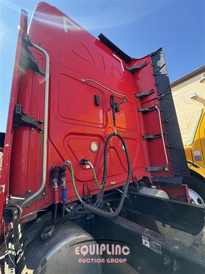 2019 Freightliner CASCADIA 6X4 T/A SLEEPER TRUCK